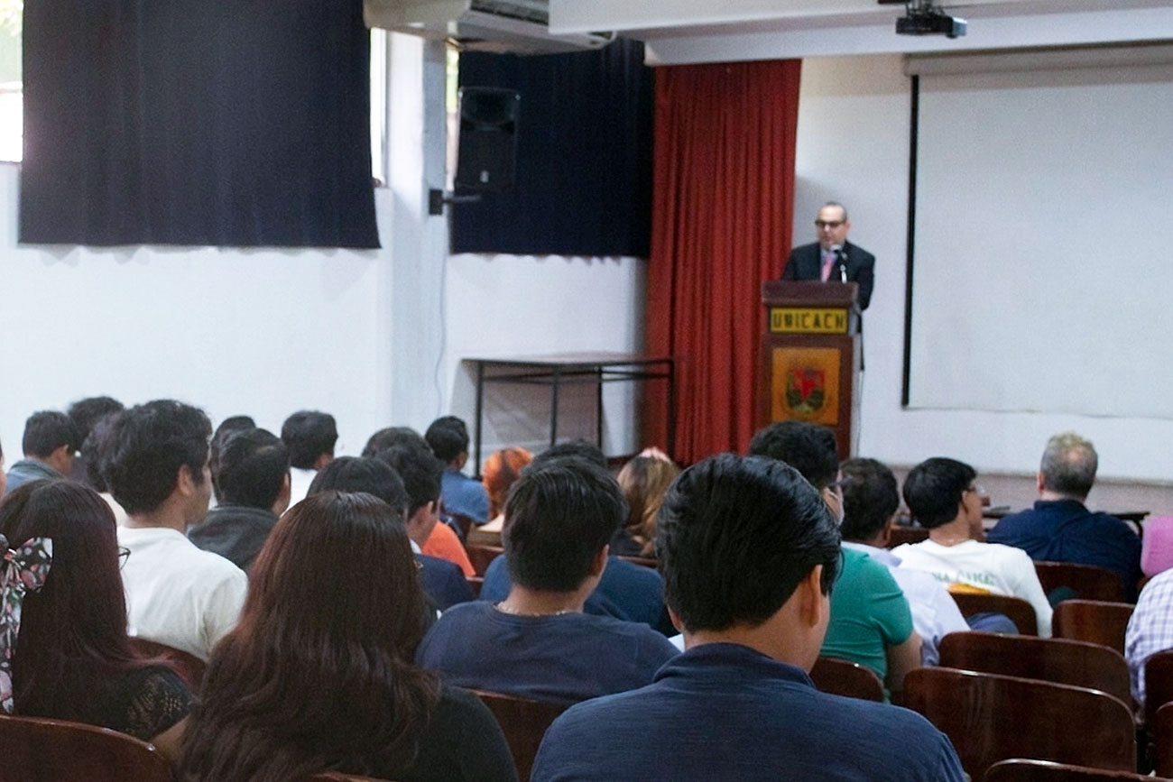 Periodismo y democracia en México: Gerardo Toledo dialoga con estudiantes de la UNICACH