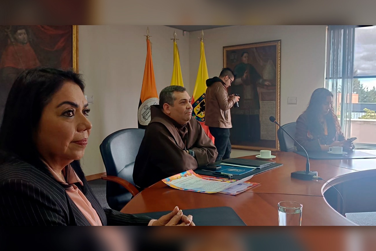 En representación de la rectora, la directora de la Facultad de Ciencias Administrativas y Tecnologías Digitales de la UNICACH, Elizabeth Céspedes Ochoa, acudió a dicho país sudamericano para protocolizar la firma del convenio.