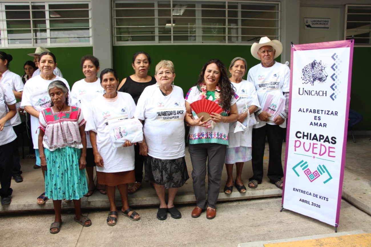 Encabeza rectora de UNICACH entrega de paquetes para alfabetización del programa Chiapas Puede