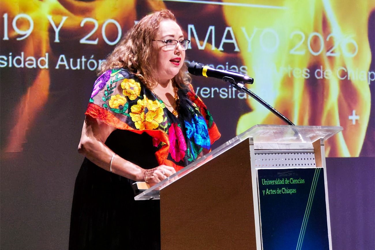 La directora de la Facultad de Ciencias de la Nutrición y Alimentos (FCNyA), Elena Flores Guillén, dio la bienvenida a los asistentes .