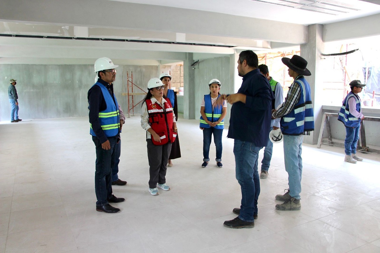 La rectora de la UNICACH , Fanny López Jiménez, realizó un recorrido de supervisión a la construcción del nuevo edificio de la Facultad de Ciencias Humanas y Sociales