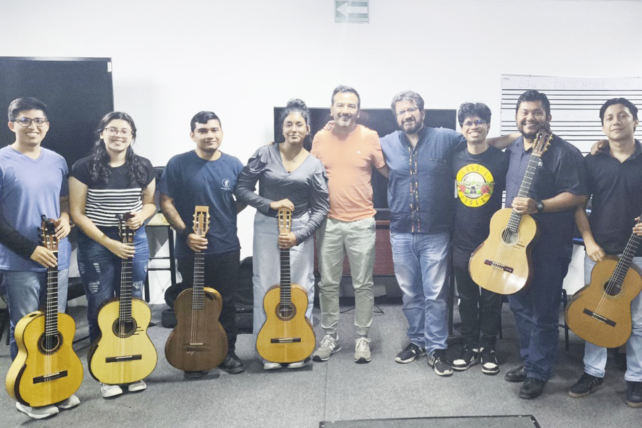 Dúo “Nova Musica Guitar Duo” fortalece la formación musical en la UNICACH