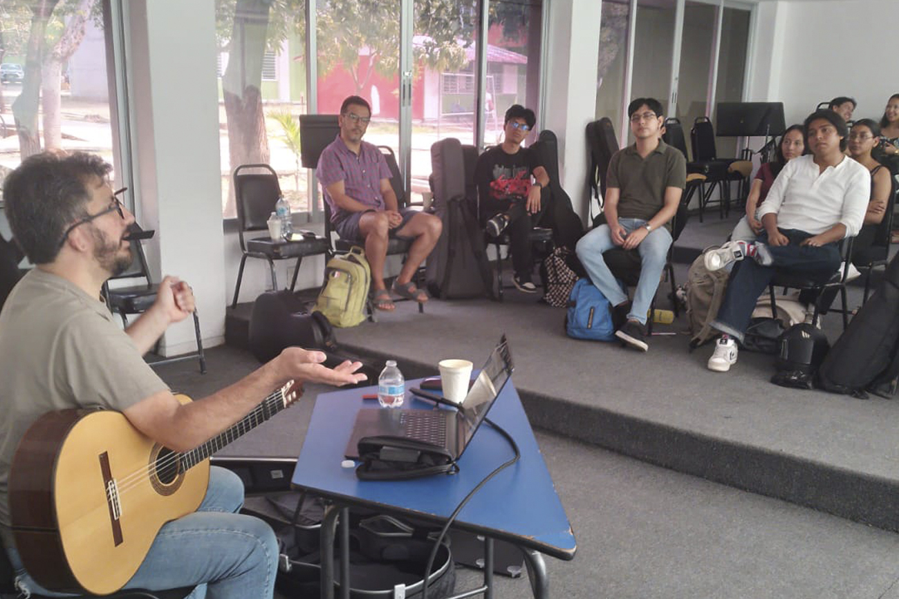 Dúo “Nova Musica Guitar Duo” fortalece la formación musical en la UNICACH