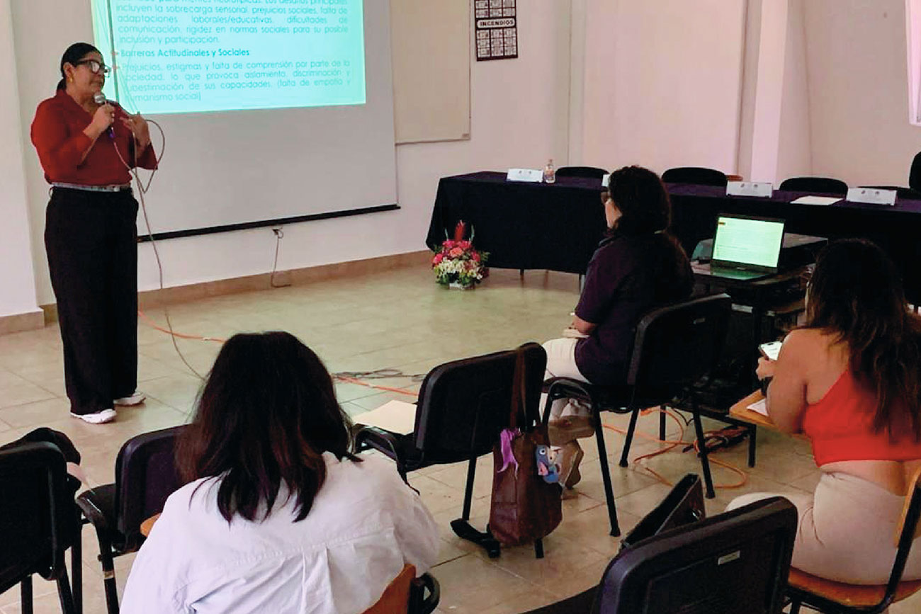    Capacita UNICACH a personal sobre educación inclusiva