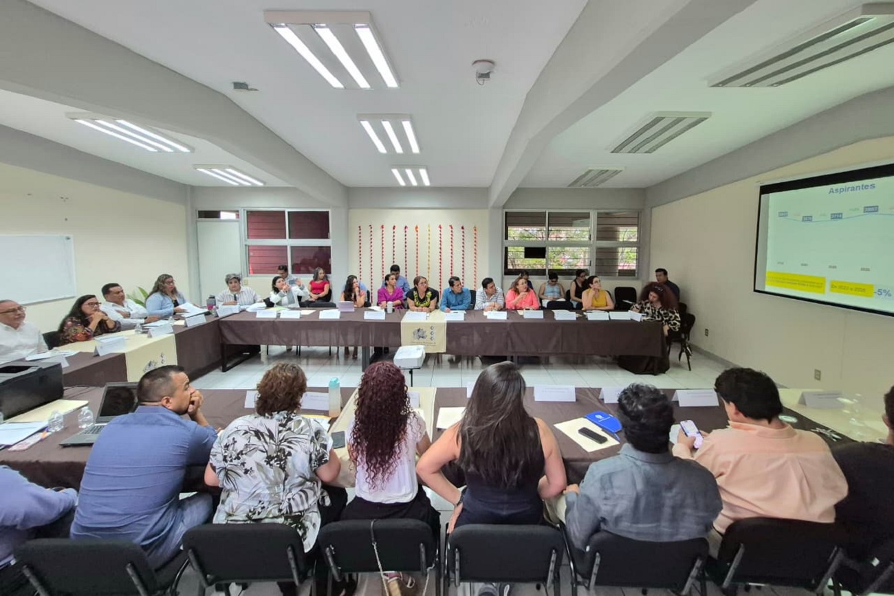 La rectora reconoció el esfuerzo de las unidades académicas para optimizar los espacios que permitan la atención de más jóvenes que desean ingresar al nivel de educación superior.