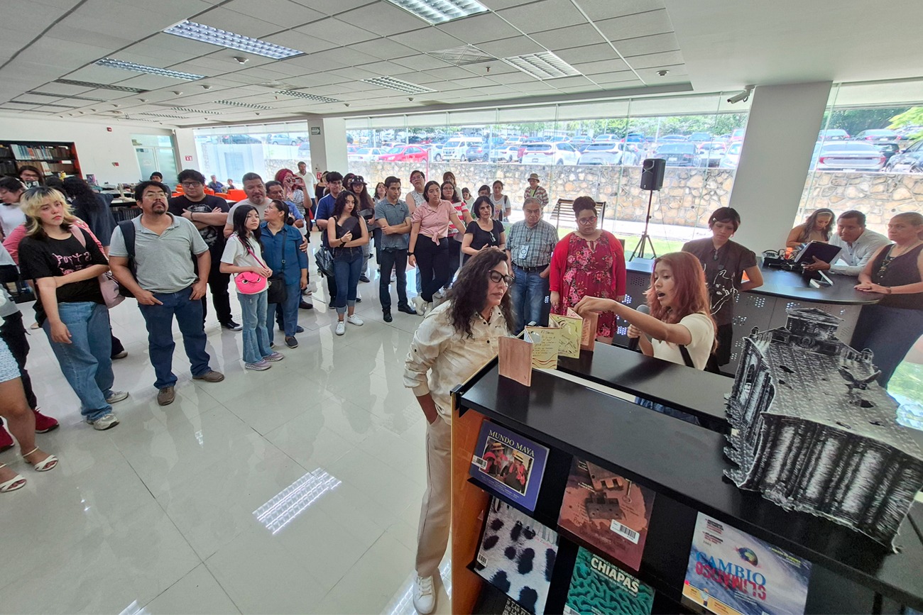 Durante un recorrido por la exposición, la rectora de la autónoma UNICACH felicitó a las y los estudiantes —pertenecientes a la Facultad de Artes