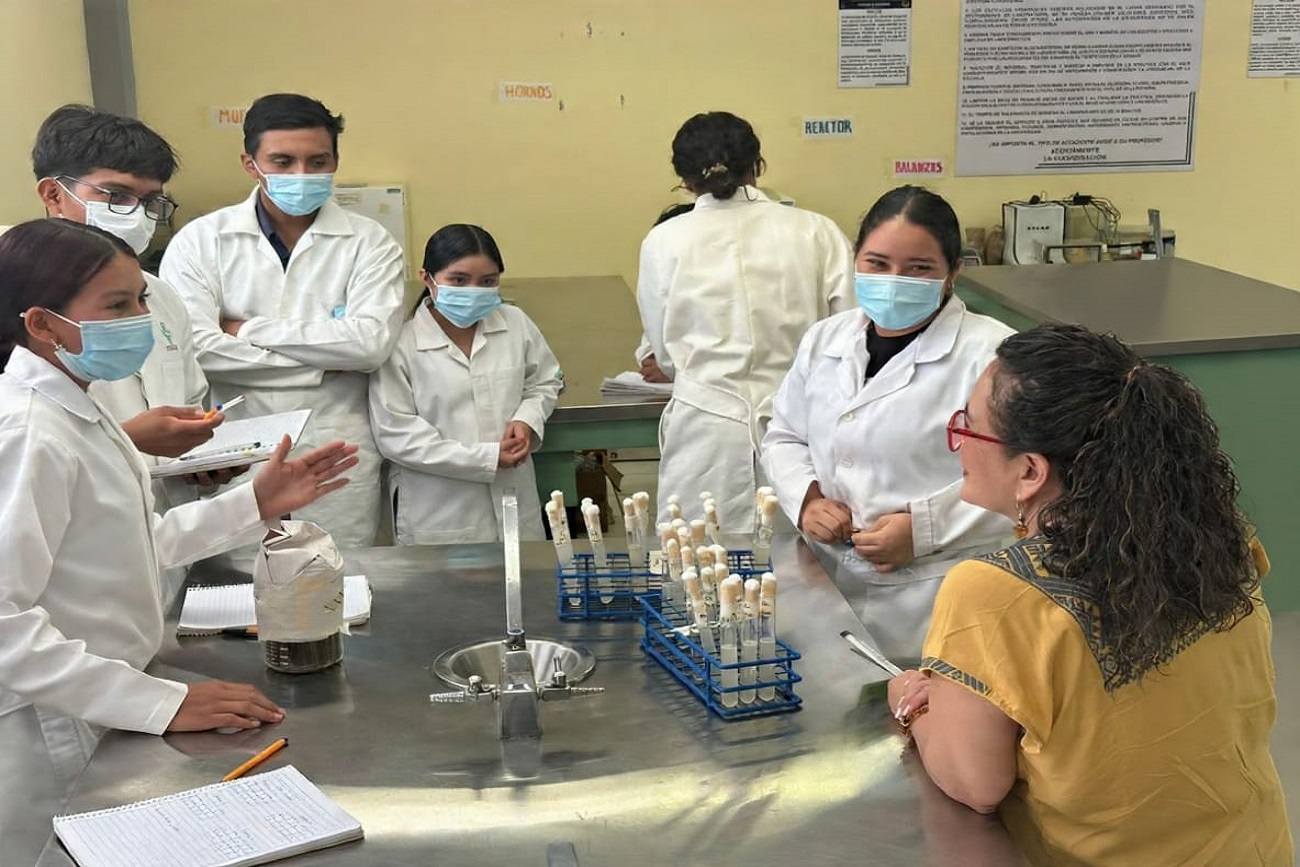 Egresados de la UNICACH reciben Premio CENEVAL por desempeño de excelencia