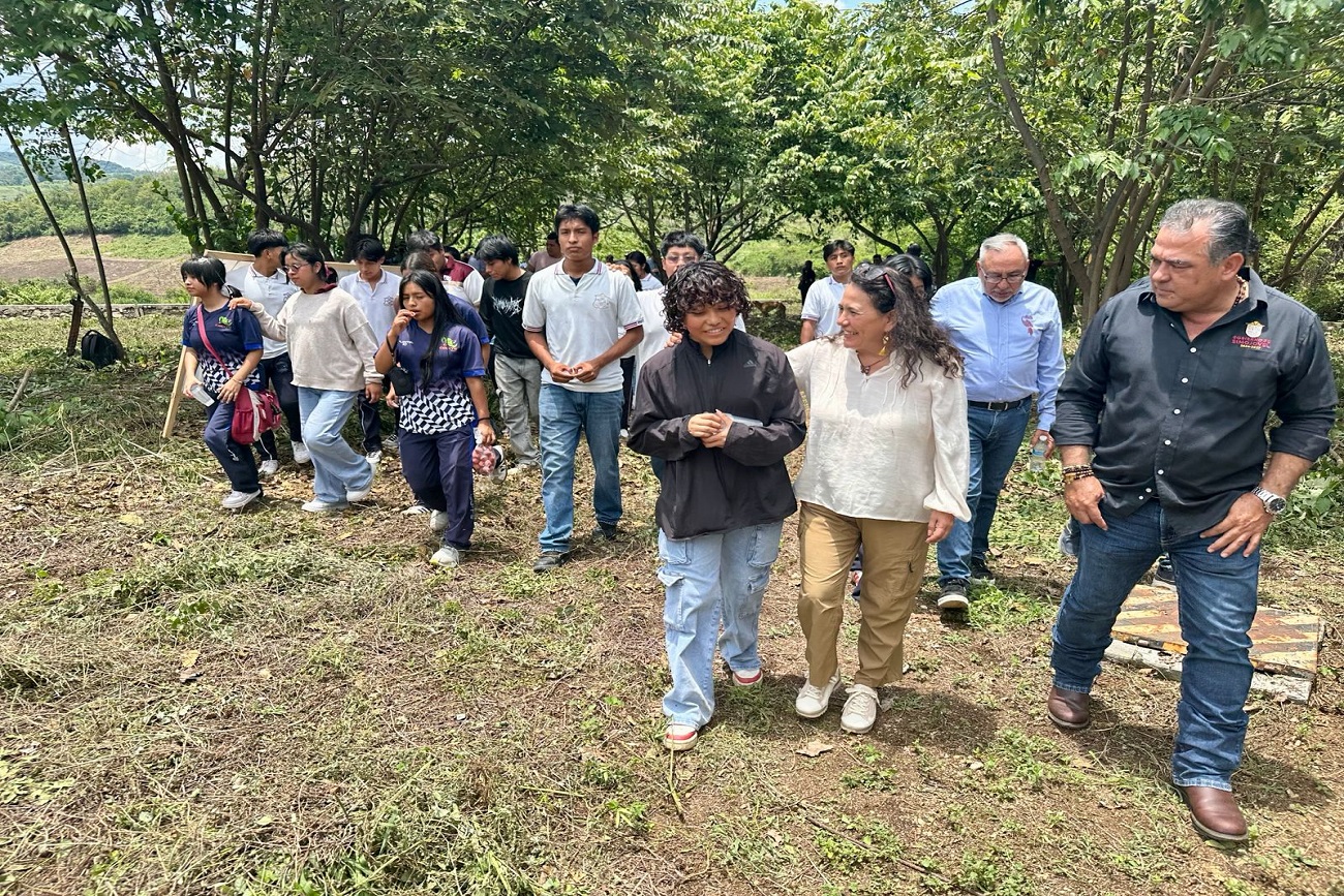 López Jiménez externó su compromiso con la población de Simojovel para unir esfuerzos con el gobierno municipal y estatal que permita consolidar la creación de una Unidad Académica Multidisciplinaria 
