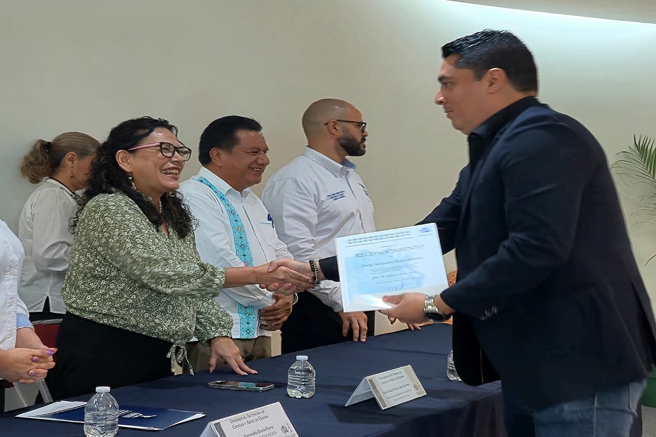 Entrega rectora de UNICACH Fanny López Jiménez, estímulos económicos a docentes del SITAUNICACH
