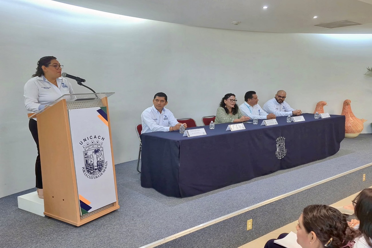 La lideresa del SITAUNICACH, Esmeralda García  reconoció a la rectora por valorar al personal académico, su disposición al diálogo y el cumplimiento de los acuerdos institucionales