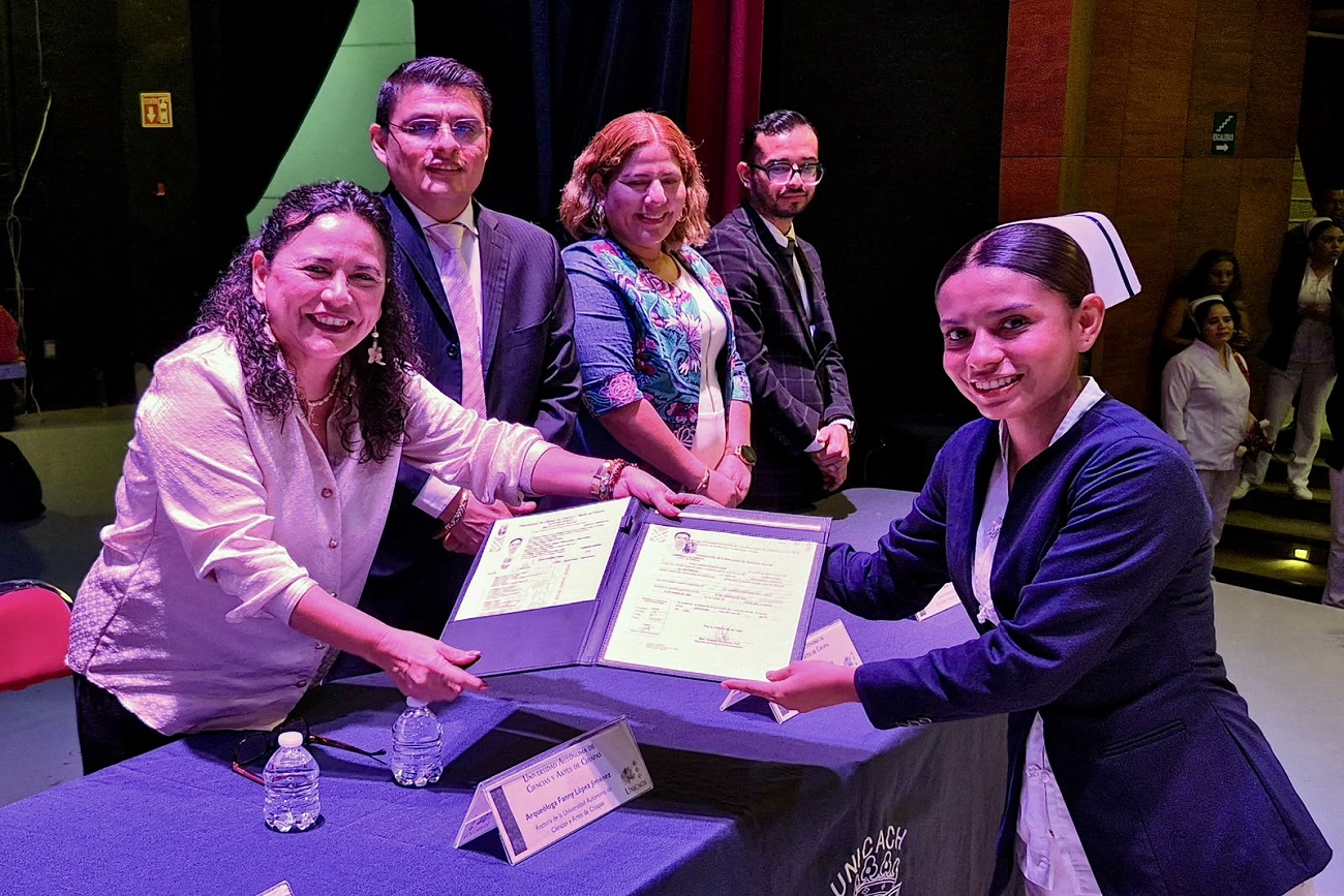 Encabeza rectora de UNICACH ceremonia de graduación de Licenciatura en Enfermería sede Venustiano Carranza