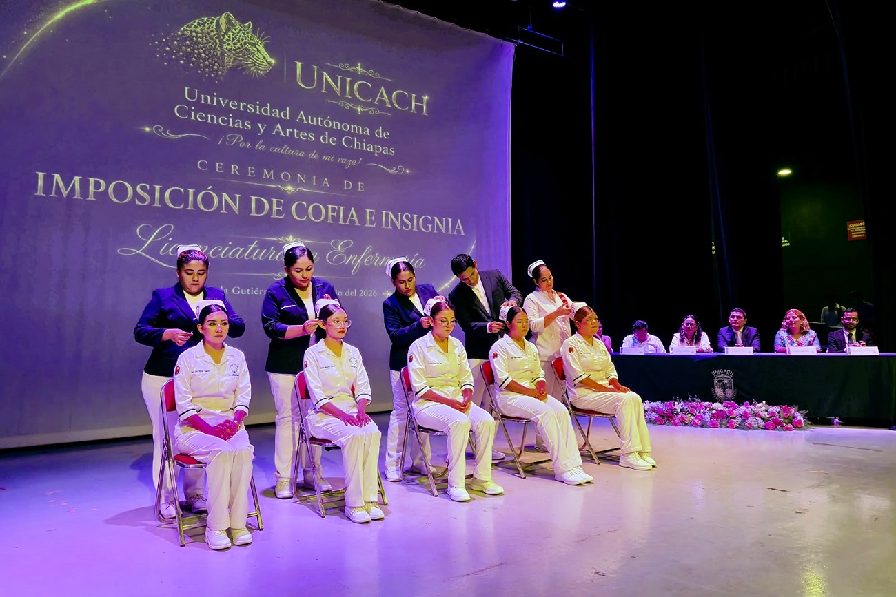 La rectora Fanny López Jiménez  atestiguó la ceremonia de imposición de cofias e insignias a 59 estudiantes de cuarto semestre.