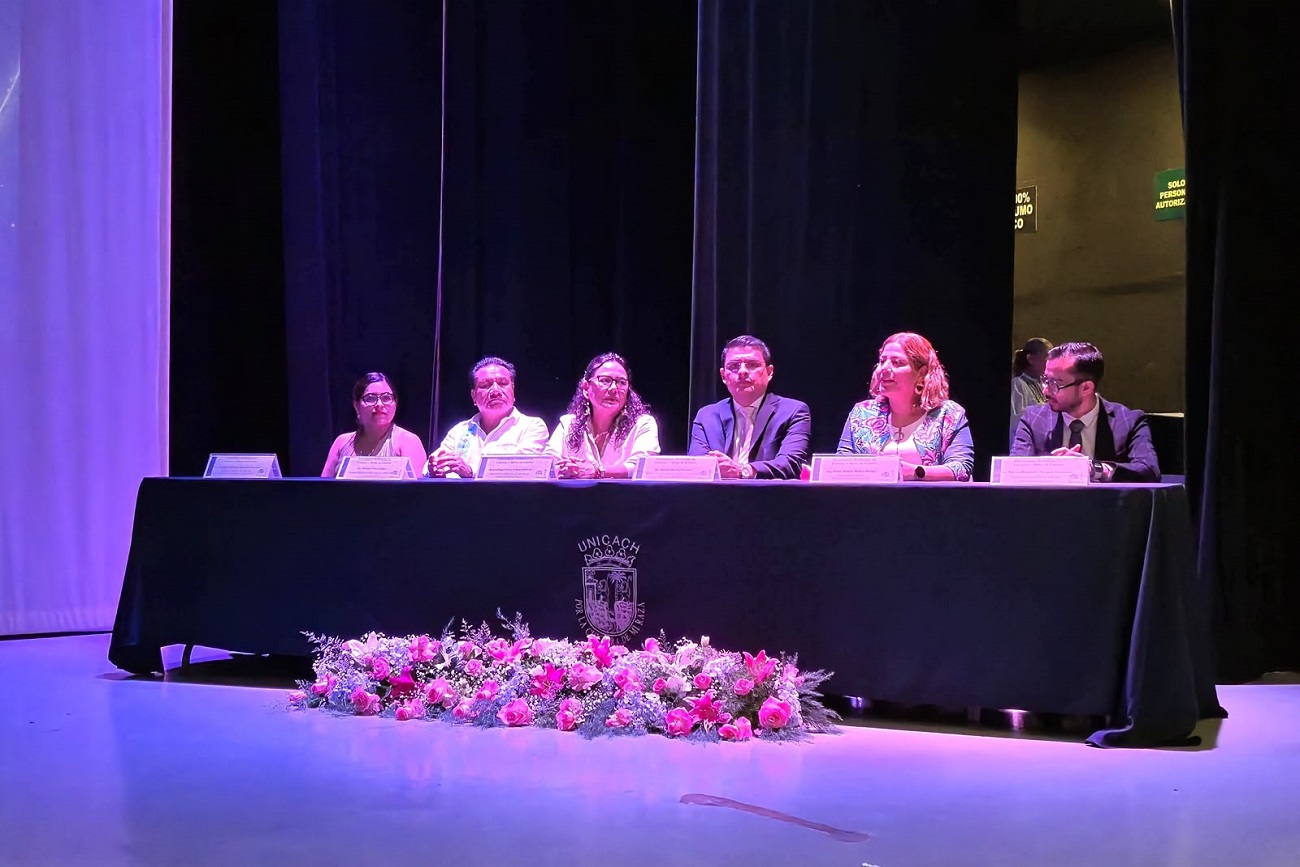 La tomó el Juramento de Enfermería, entregó diplomas y otorgó la Medalla Chiapas al Mérito Académico a quienes destacaron por su alto rendimiento.