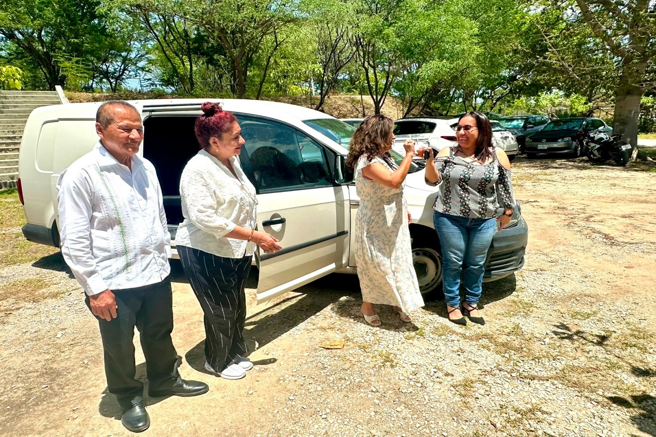  Entregó además una unidad móvil para trabajo de campo y recorridos, en beneficio de alumnos y docentes