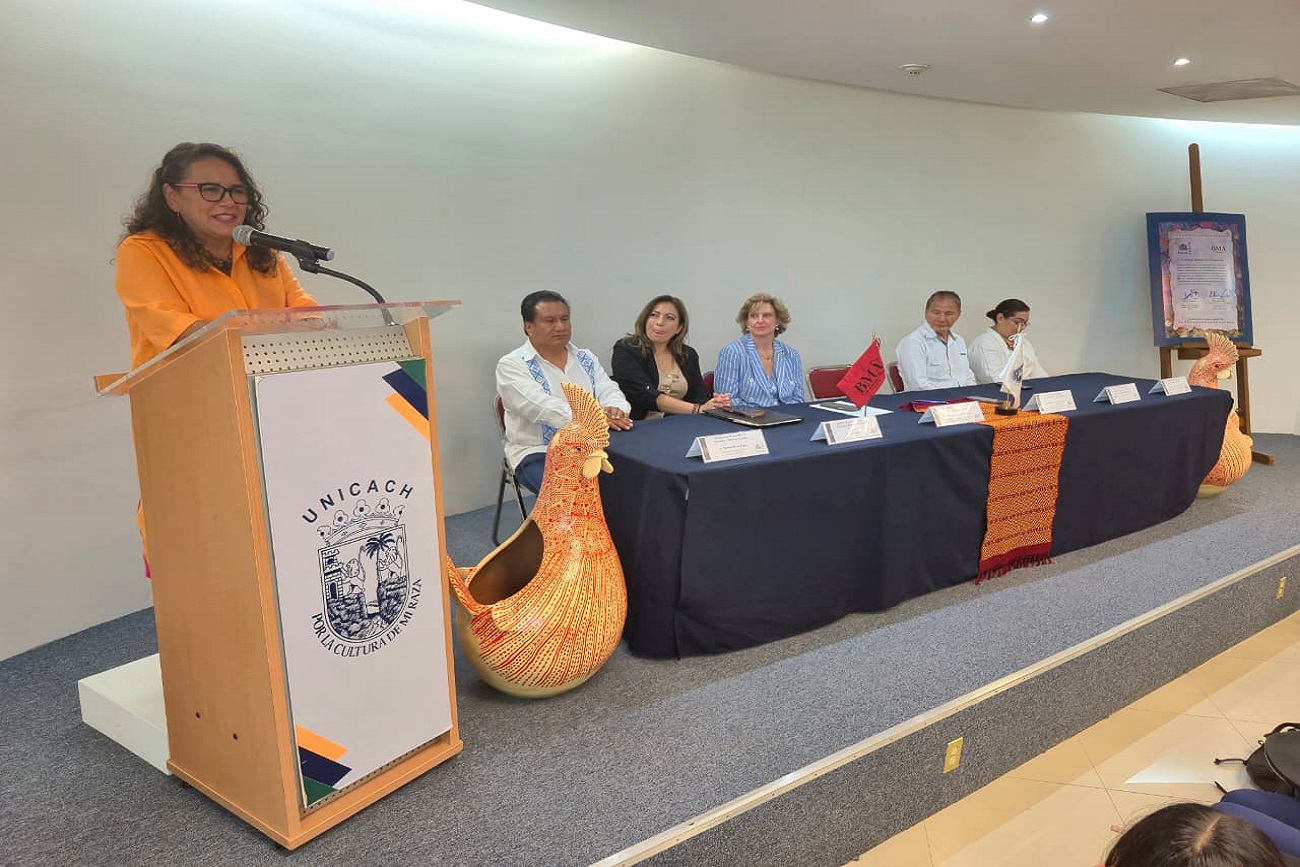 Rectora Fanny López Jiménez y  presidenta de la Barra Mexicana, Colegio de Abogados, Ana María Kudisch firman convenio