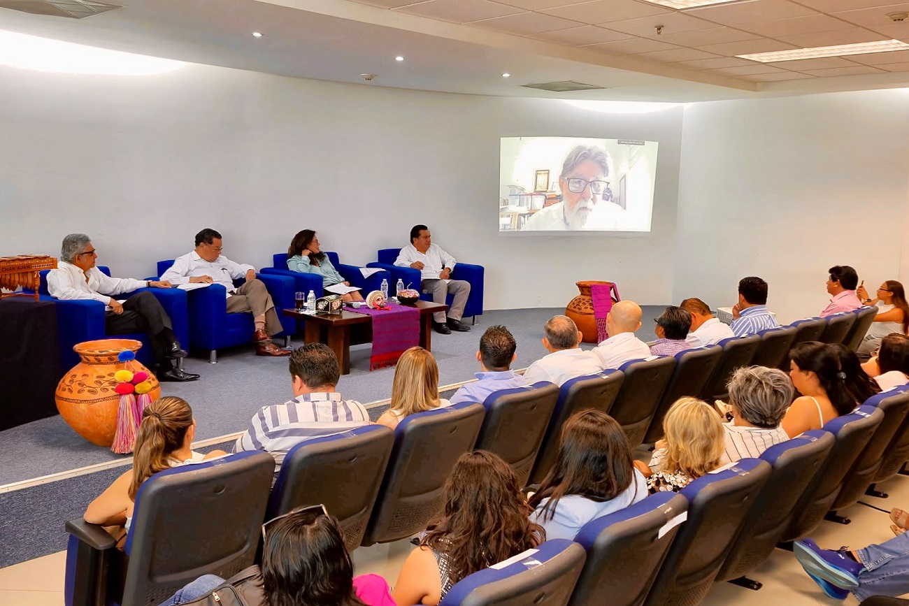 El foro inició con una mirada al pasado universitario, a través de la participación del antropólogo Andrés Fábregas Puig, primer rector de la UNICACH