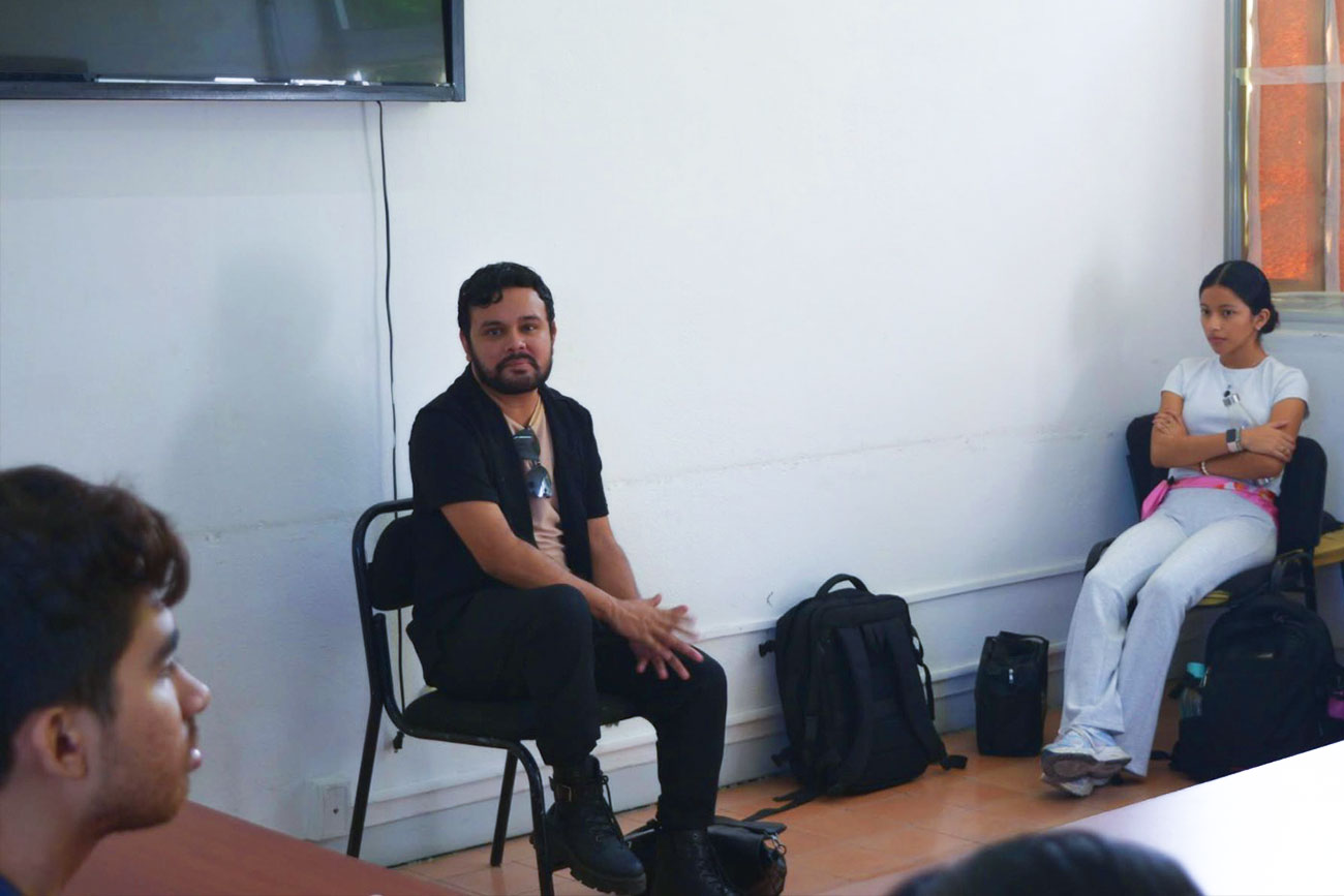 Egresado de Artes vuelve a la UNICACH para compartir conocimientos y experiencias