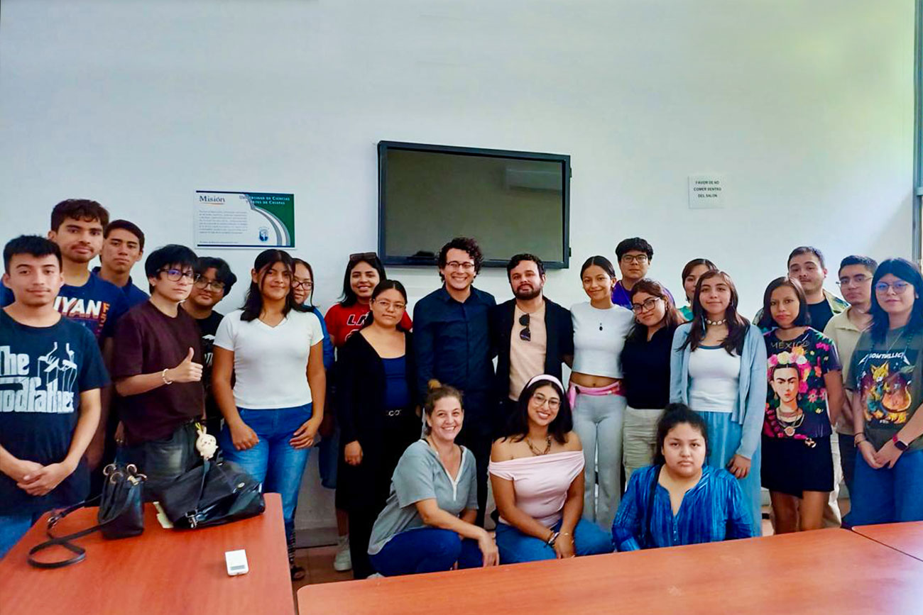 Egresado de Artes vuelve a la UNICACH para compartir conocimientos y experiencias