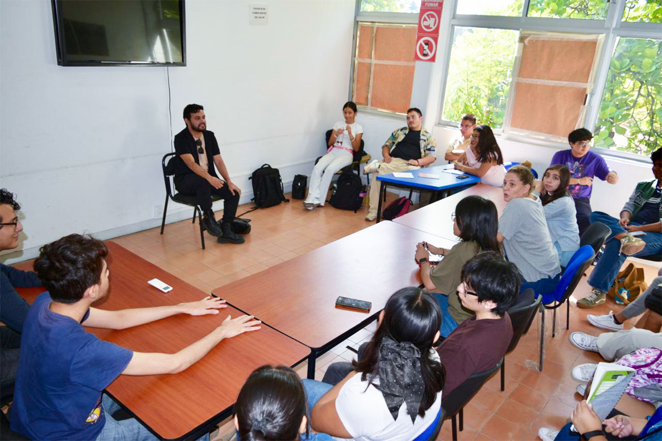 Egresado de Artes vuelve a la UNICACH para compartir conocimientos y experiencias