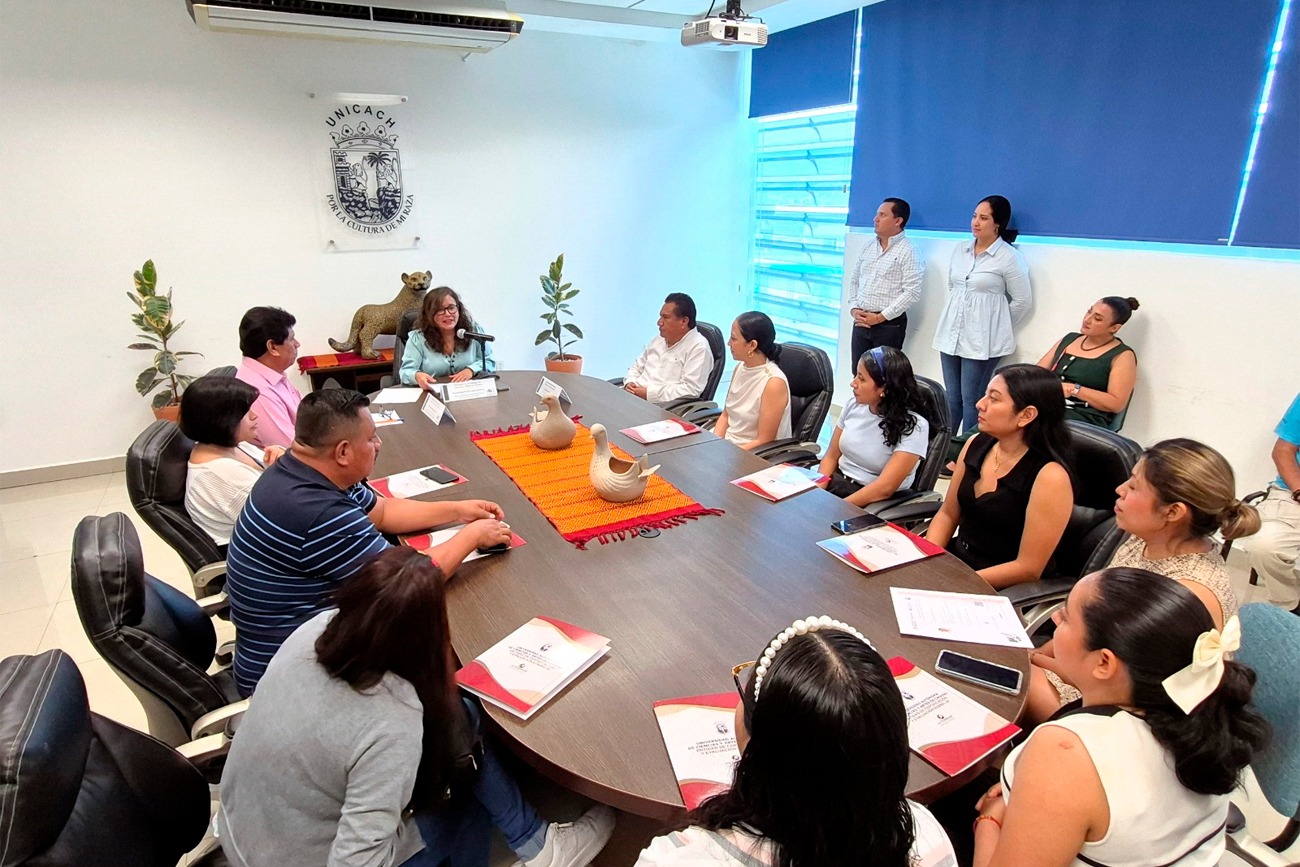 Entrega  rectora Fanny López Jiménez certificados a capacitadores ALFA y maestras de educación especial