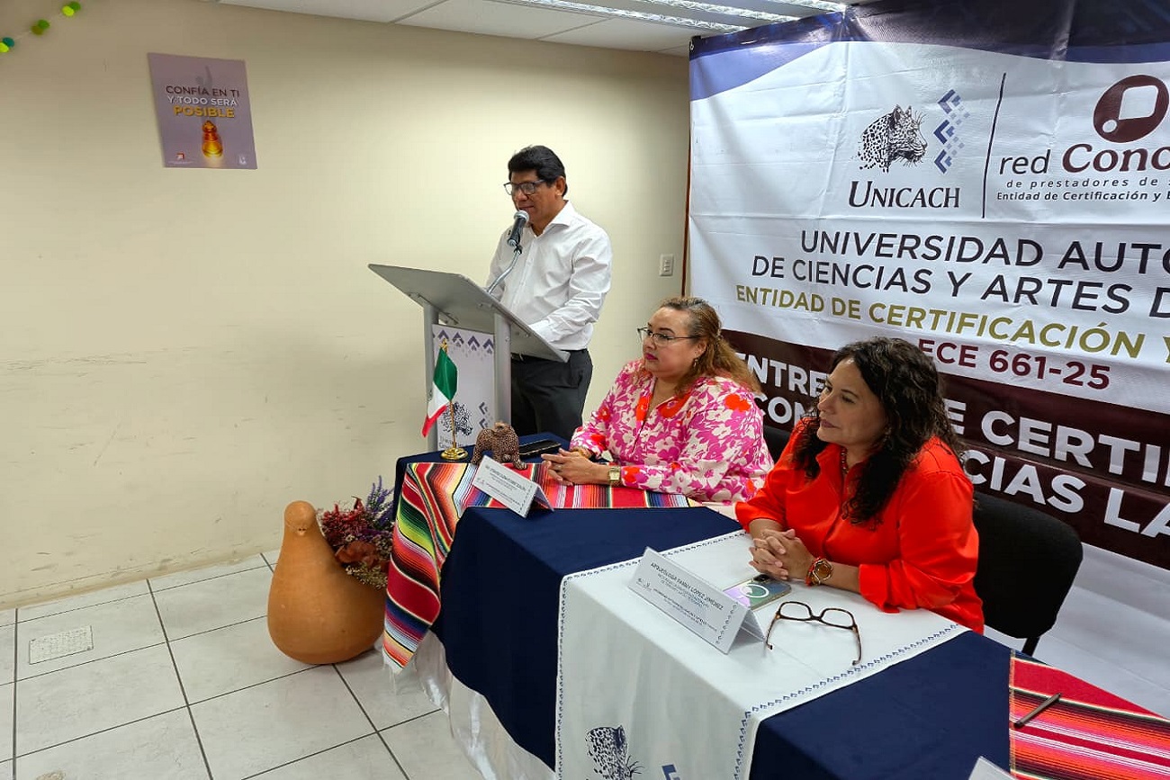 La rectora de la UNICACH, Fanny López Jiménez  reconoció el esfuerzo, preparación y compromiso de estudiantes y docentes