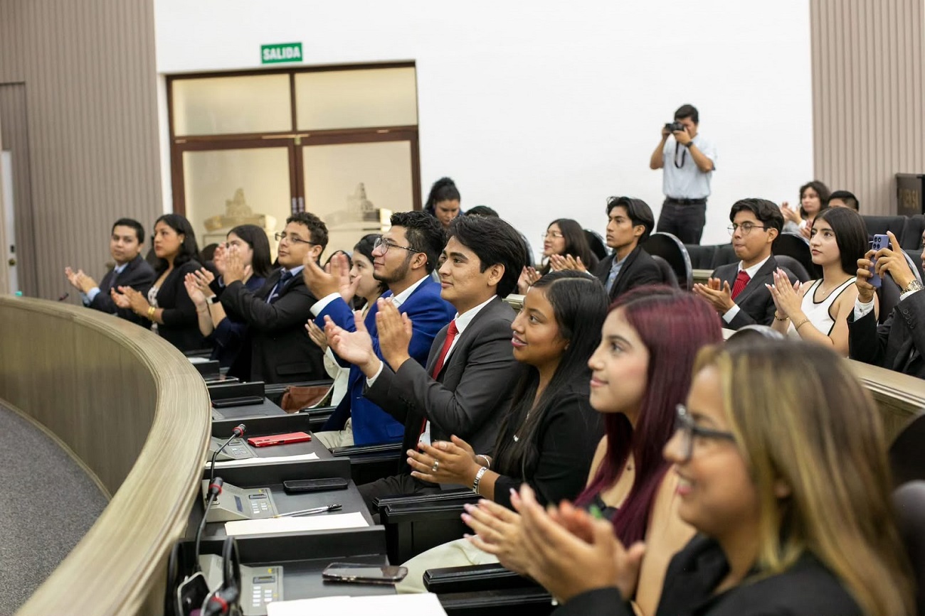 Durante el ejercicio, el alumnado tuvo la oportunidad de conocer y aplicar dinámicas propias del trabajo legislativo, dialogar con diputadas y diputados de la LXIX Legislatura local