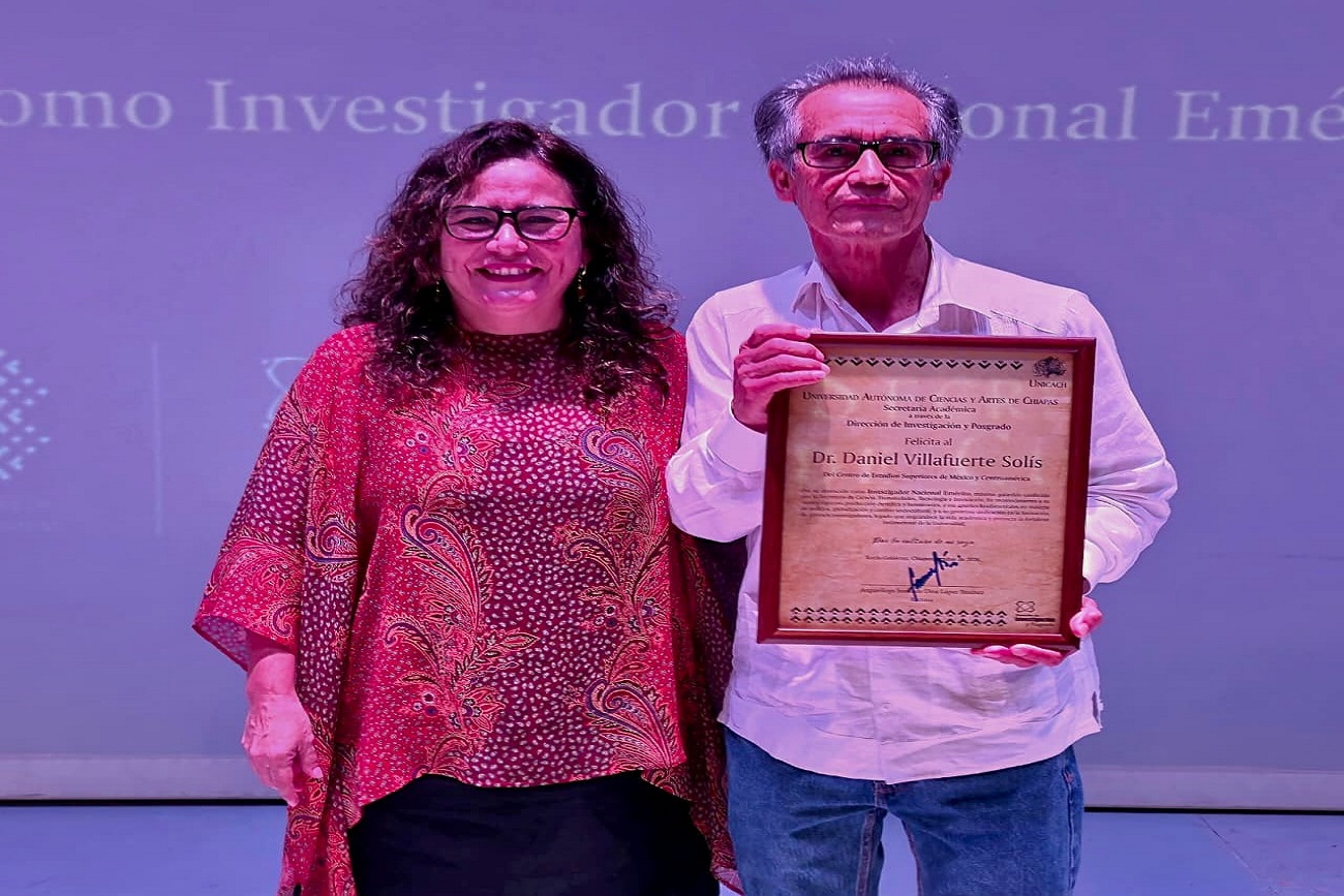 UNICACH distingue a docentes e investigadores por sus aportaciones a la excelencia académica