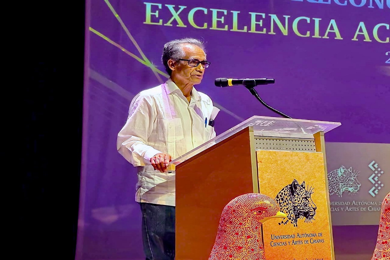 el profesor-investigador del Centro de Estudios Superiores de México y Centroamérica (Cesmeca), Daniel Villafuerte, visiblemente emocionado dirigió un mensaje