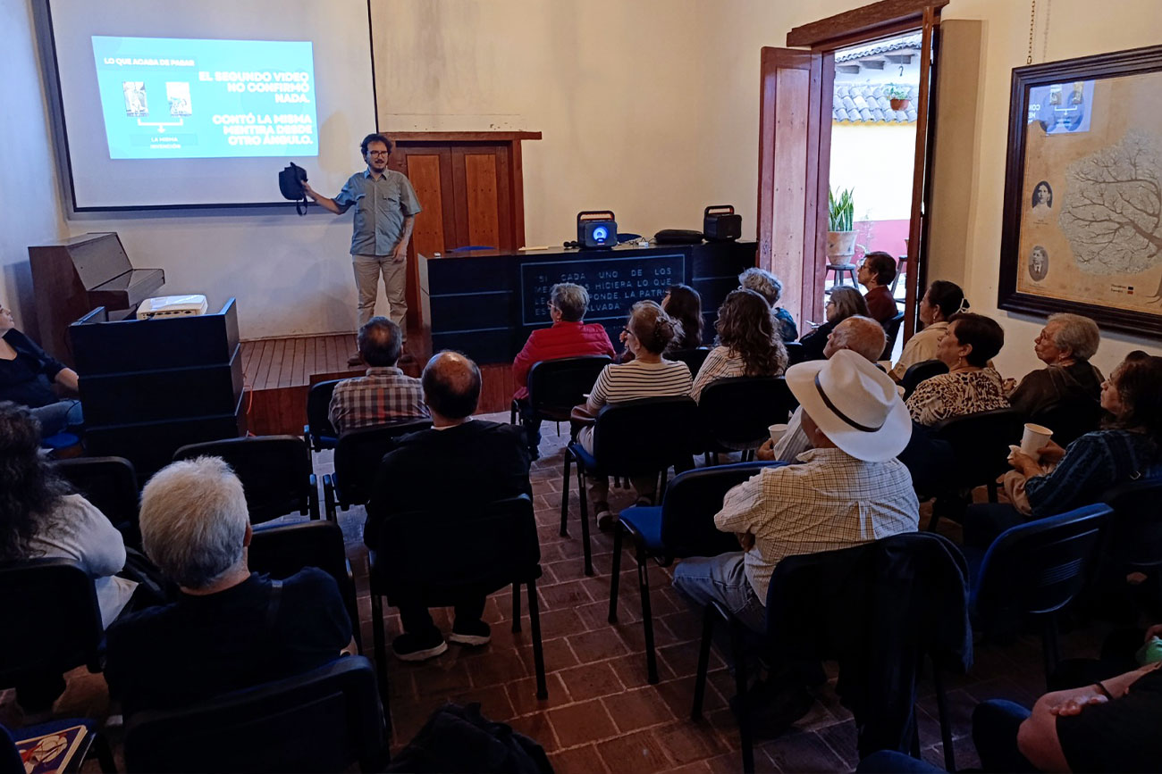 UNICACH Mayor reflexiona sobre la postrealidad y la inteligencia artificial