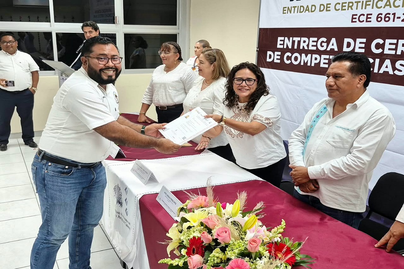 La rectora destacó que este proceso refrenda el compromiso de la UNICACH con el desarrollo de competencias laborales, a través de su Entidad de Certificación y Evaluación de Competencias Laborales 
