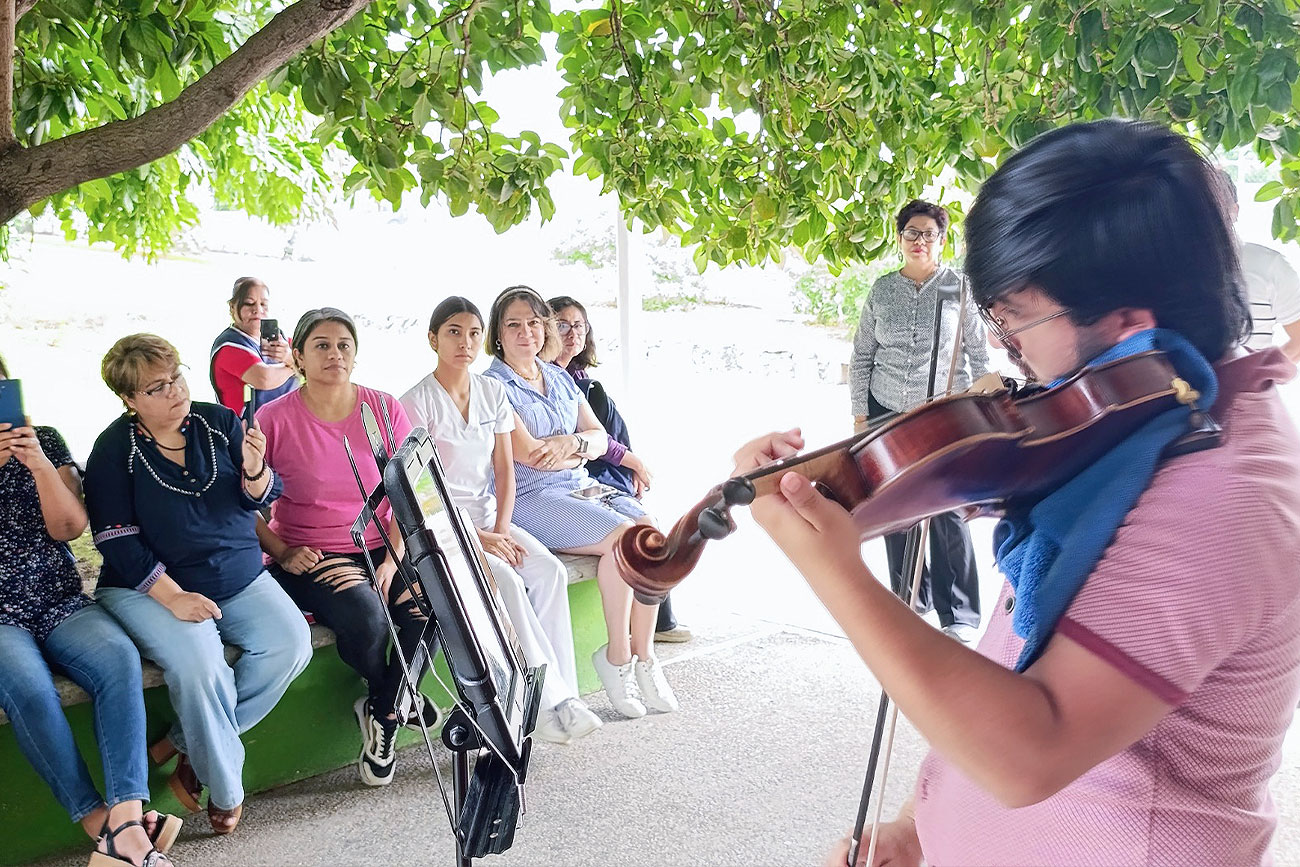 Pausas Culturales de la UNICACH llevan música a espacios de trabajo