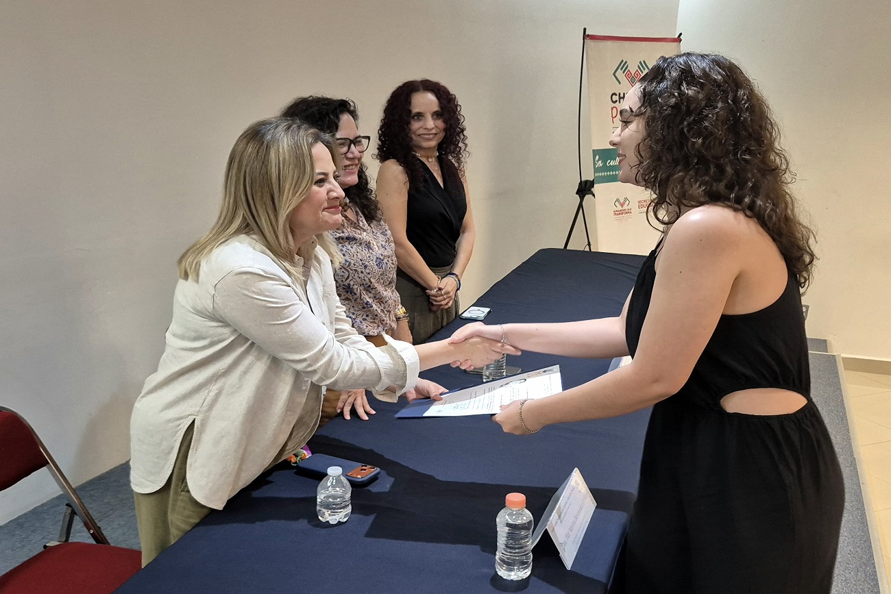 La rectora de la UNICACH, Fanny López Jiménez, acompañada de Flor Marina Bermúdez Urbina, coordinadora del Programa Chiapas Puede de la Secretaría de Educación,